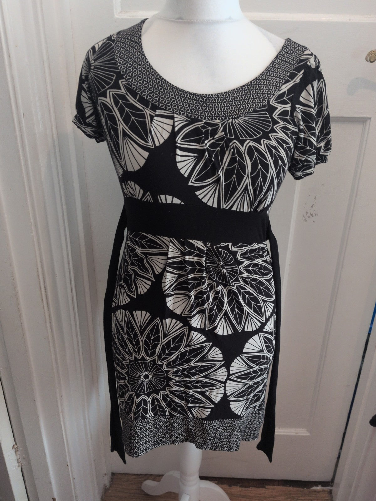 Oasis 8 Black And White Floral Short Sleeve Dress Belt Attached