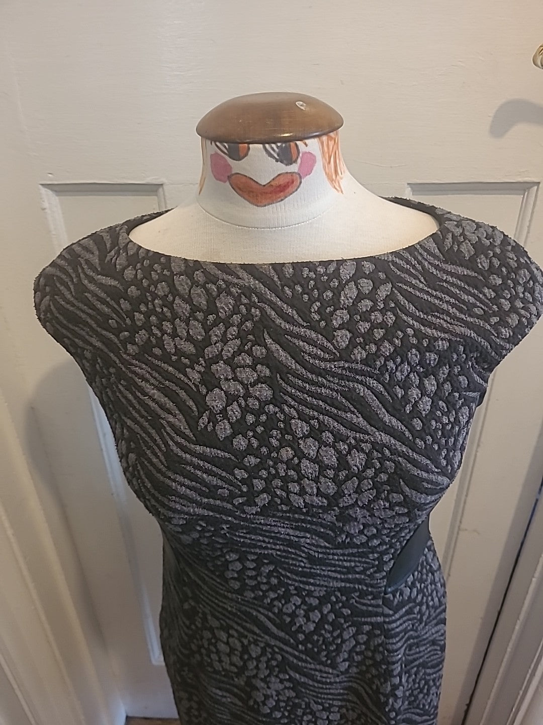 Ladies Maggy London Size 8 Grey Black Sleeveless Dress