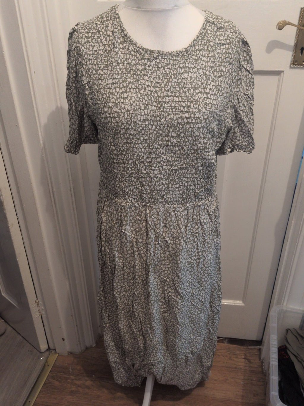 Peacocks 18 Green And White Floral Short Sleeve Dress