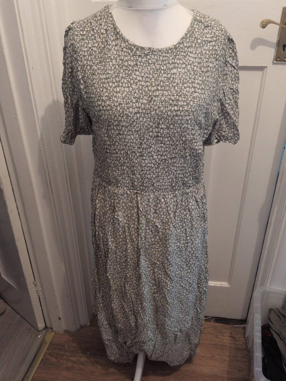 Peacocks 18 Green And White Floral Short Sleeve Dress