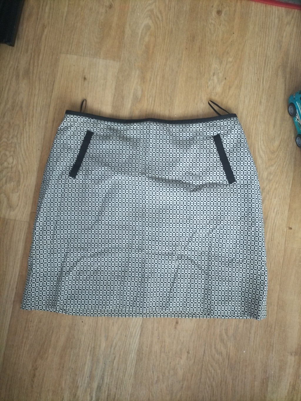 Ladies Marks And Spencer Size 12 Black And White 21 Inch Skirt