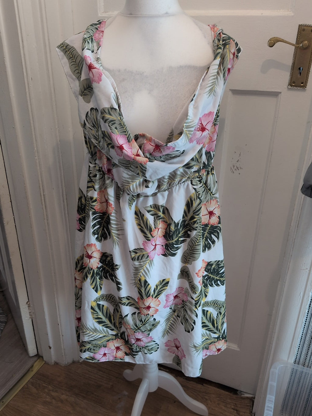XL White Green And Pink Sleeveless Dress