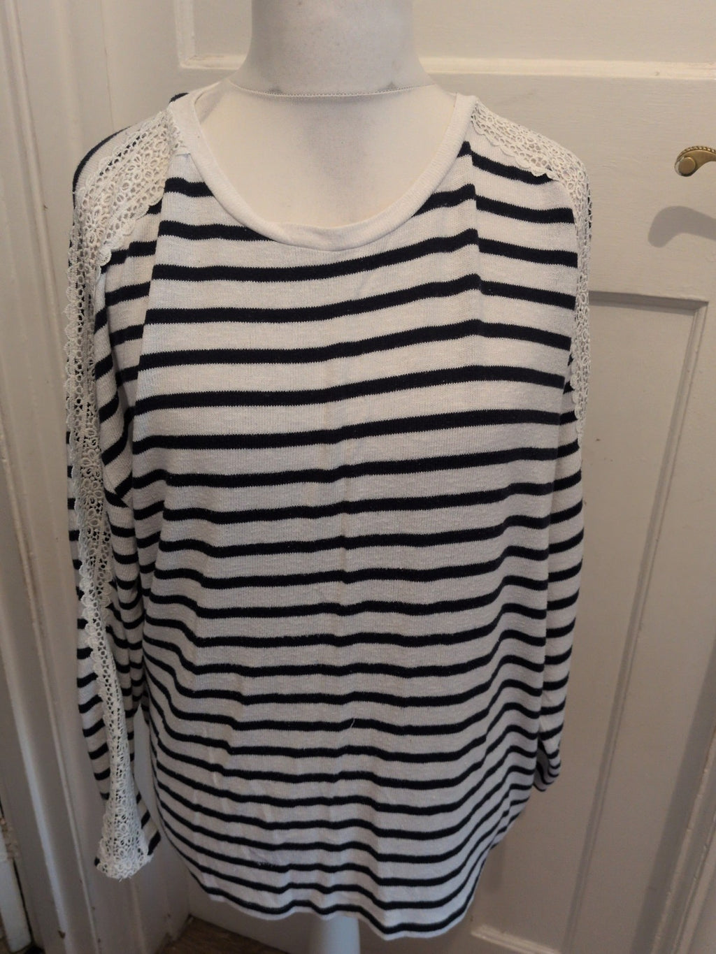 Tu 16 Black And White With Lace Trim Jumper
