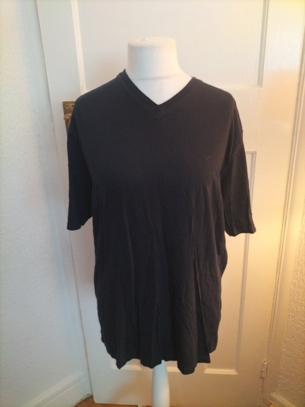 Mens Casual Club Size L Black V Neck Tshirt Short Sleeved