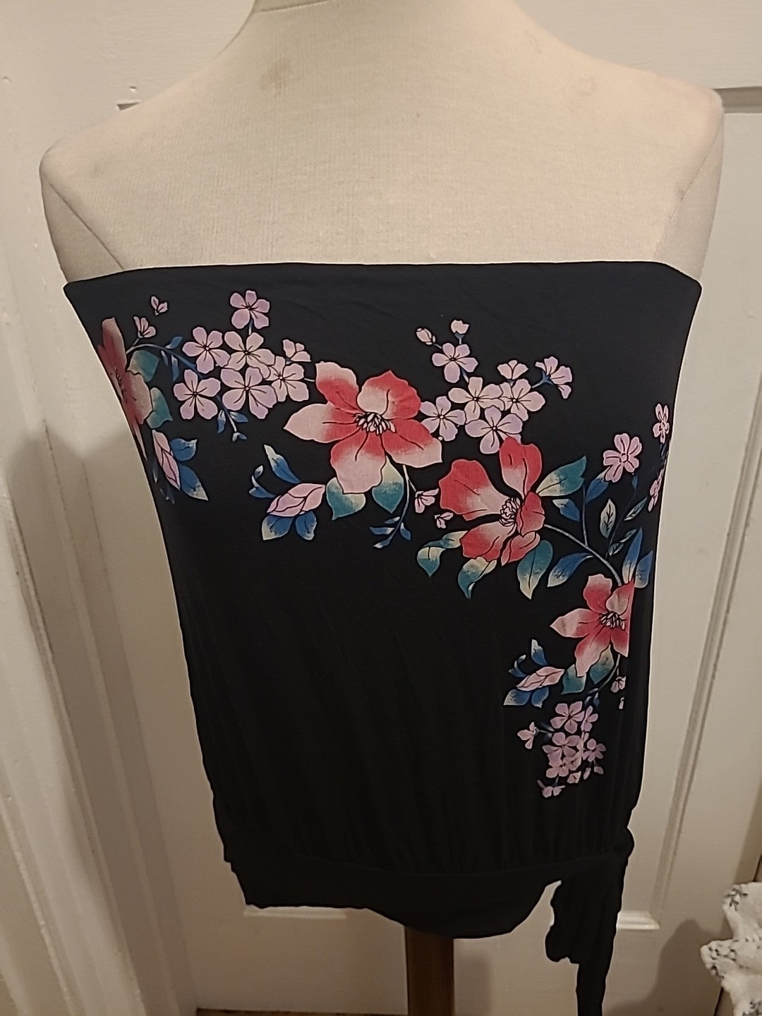 Ladies Oasis Size Medium Sleeveless Strapless Tshirt