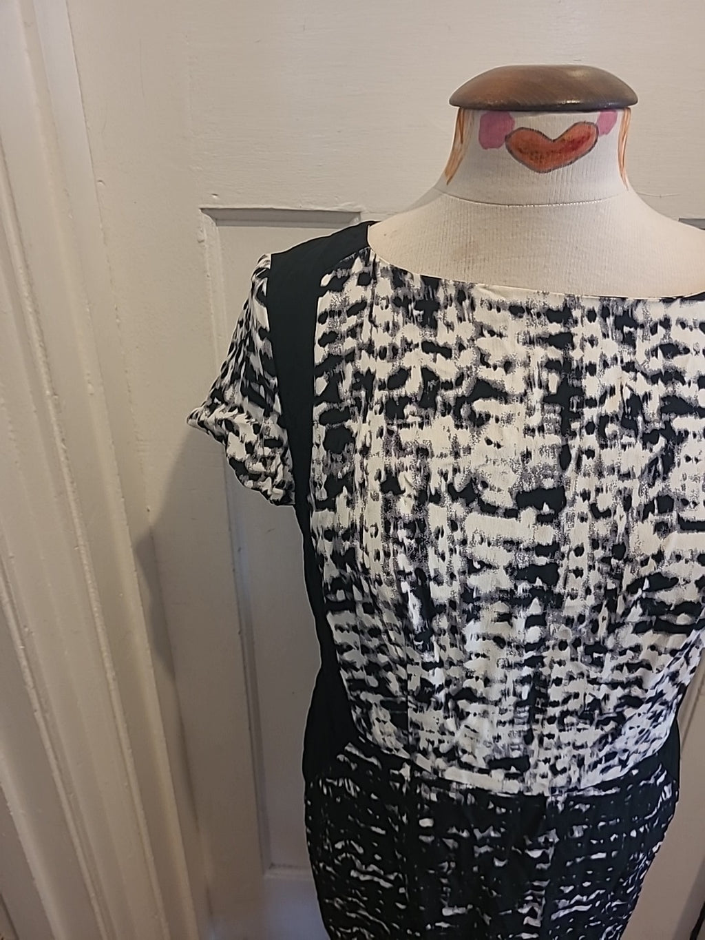 Ladies Autograph Size 12 Black/White Cap Sleeved Dress