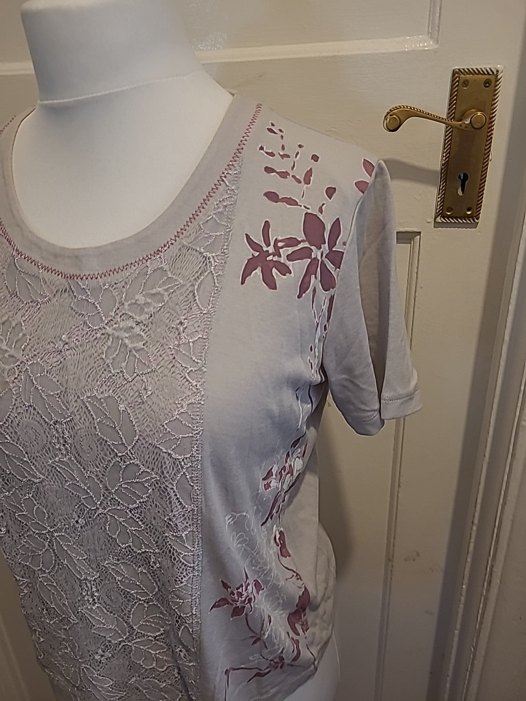 Ladies Size Medium Neutral Short Sleeved Patterned Tshirt
