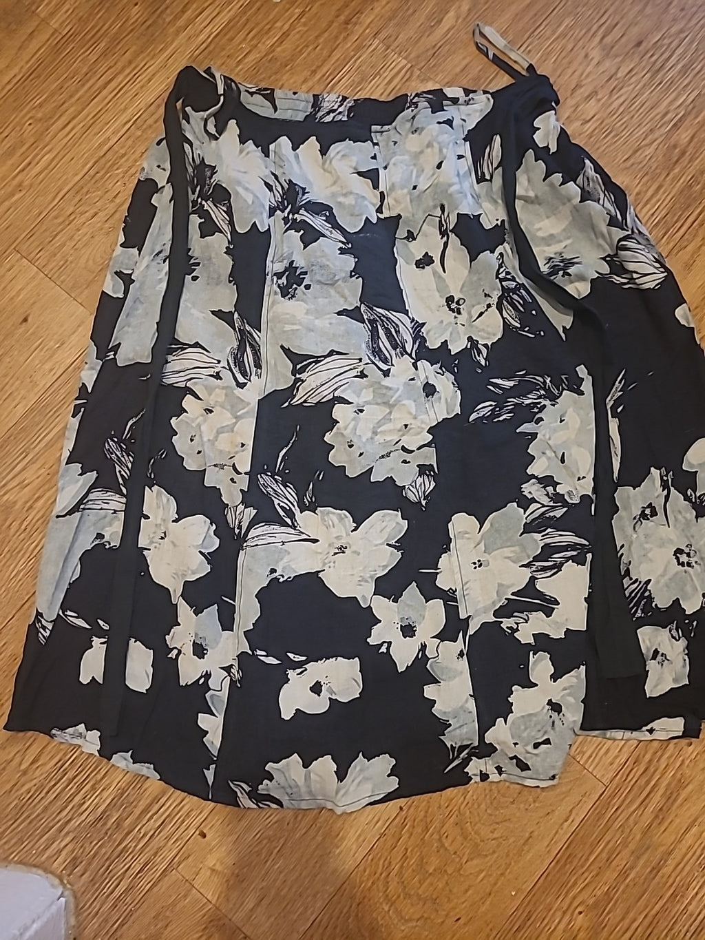 Ladies Elizabeth Scott Size Large Floral Flare Skirt