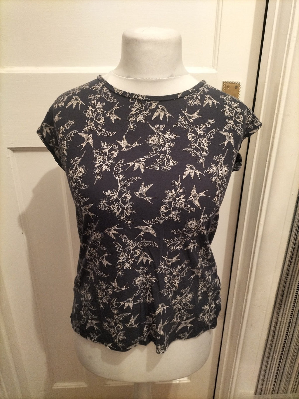 Ladies Yessica Size Small Navy And White Bird Pattern Short Sleeved Blouse