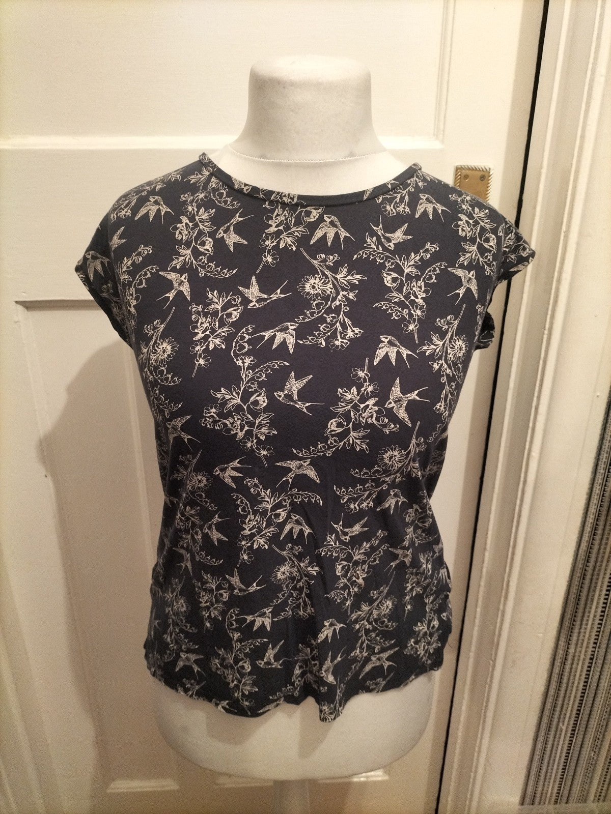 Ladies Yessica Size Small Navy And White Bird Pattern Short Sleeved Blouse