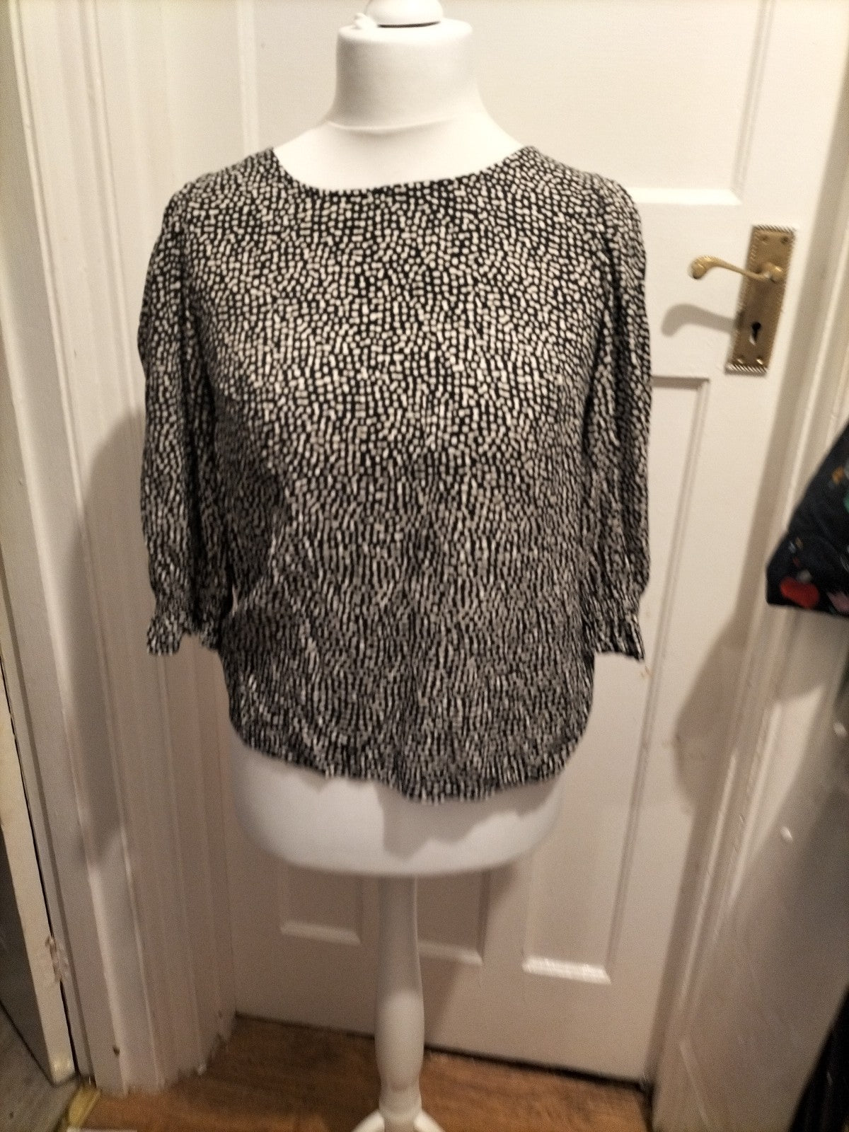 Ladies F+F Size 12 Black And White Short Sleeved Blouse