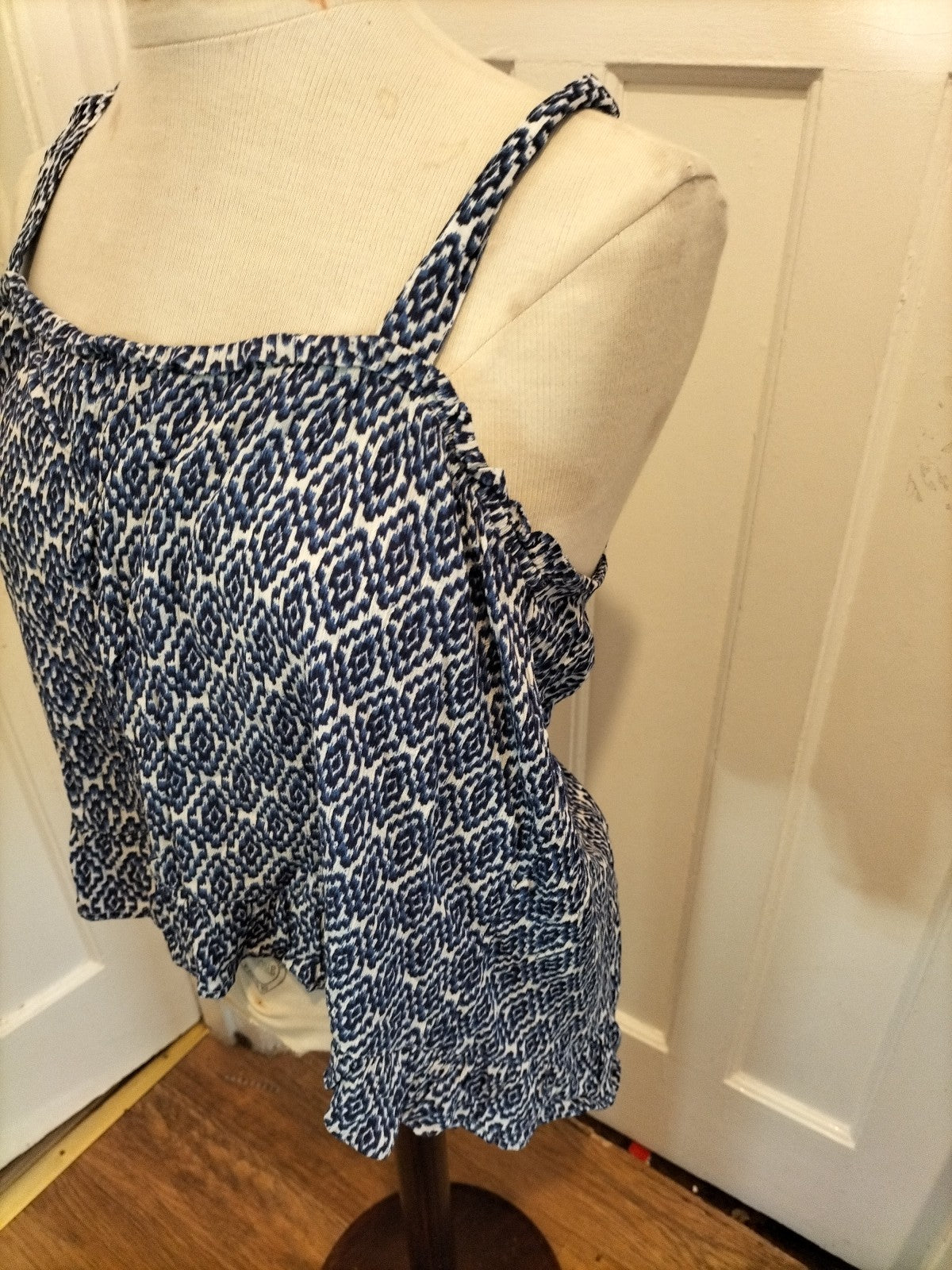 Ladies Peacocks Size 16 Blue And White Pattern Sleeveless Top