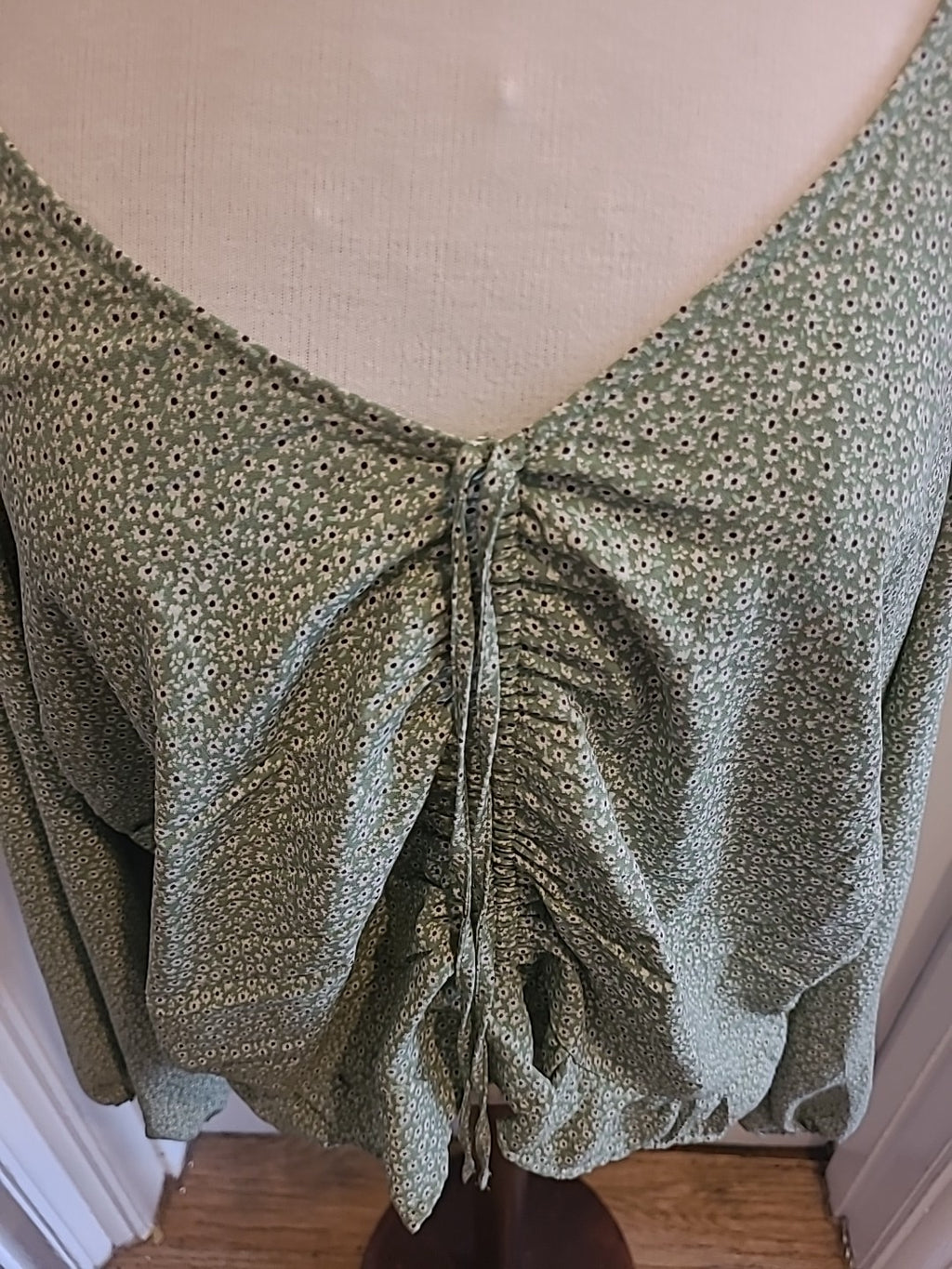 Ladies H+M Size XXL green White Floral Long Sleeved Blouse