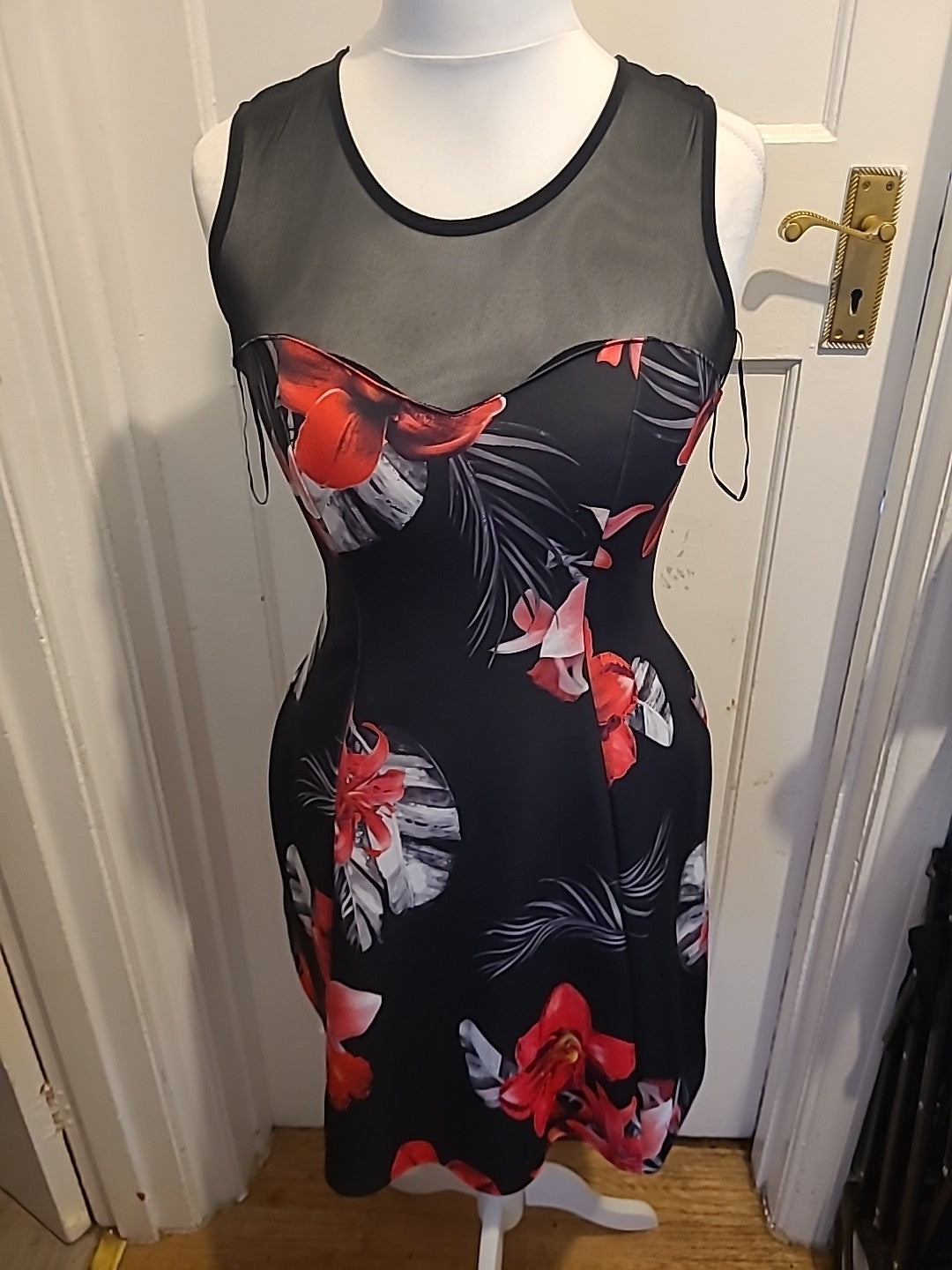 Ladies Quiz Size 12 Black And Red Flower Pattern Sleeveless Flare Dress