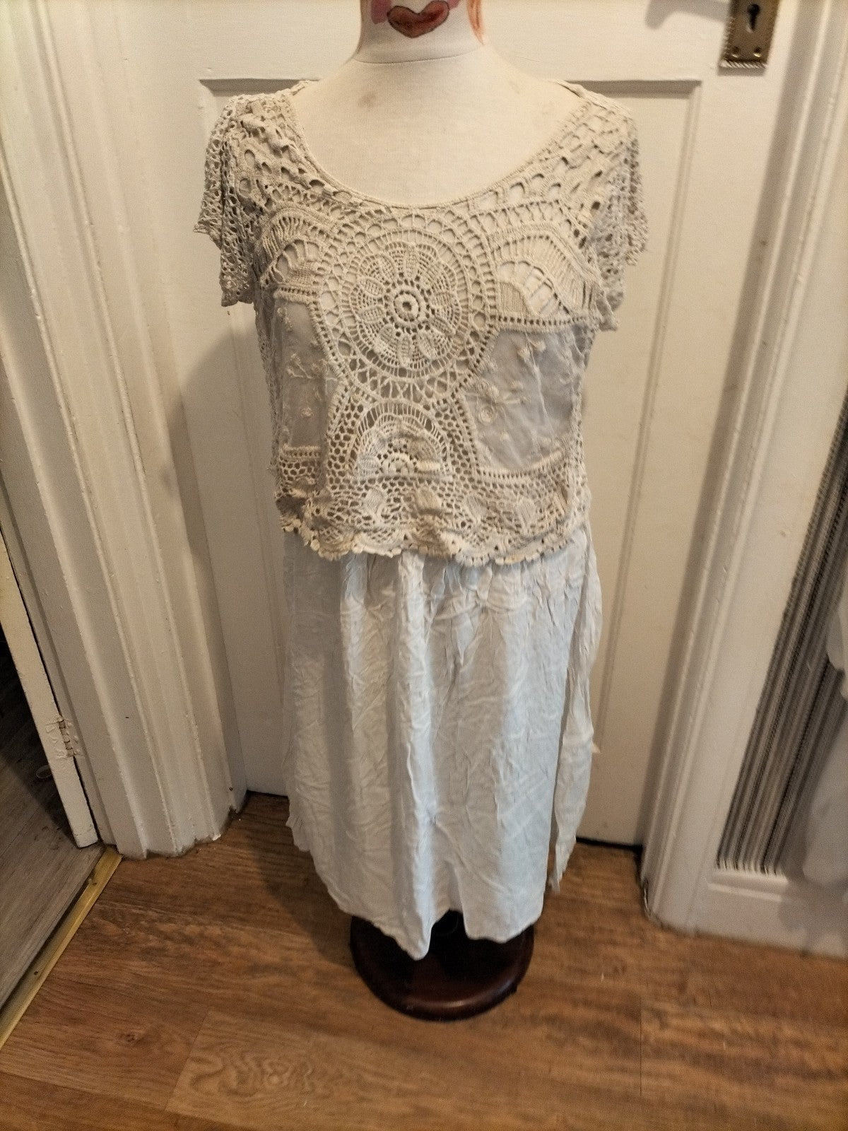 Ladies Size Large White Mesh Detail Short Sleeved Dress