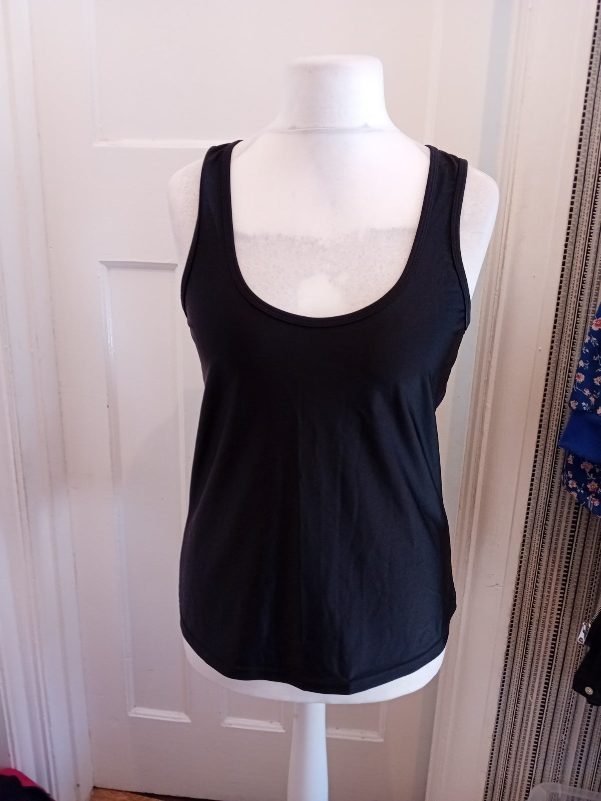 XL Black Gym Top Sleeveless Open Space On Back