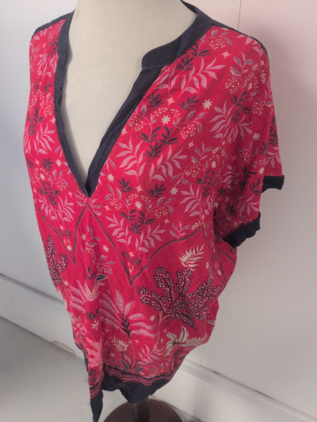 Ladies Love And Roses Size 18 Red Floral Short Sleeve V Neck Top