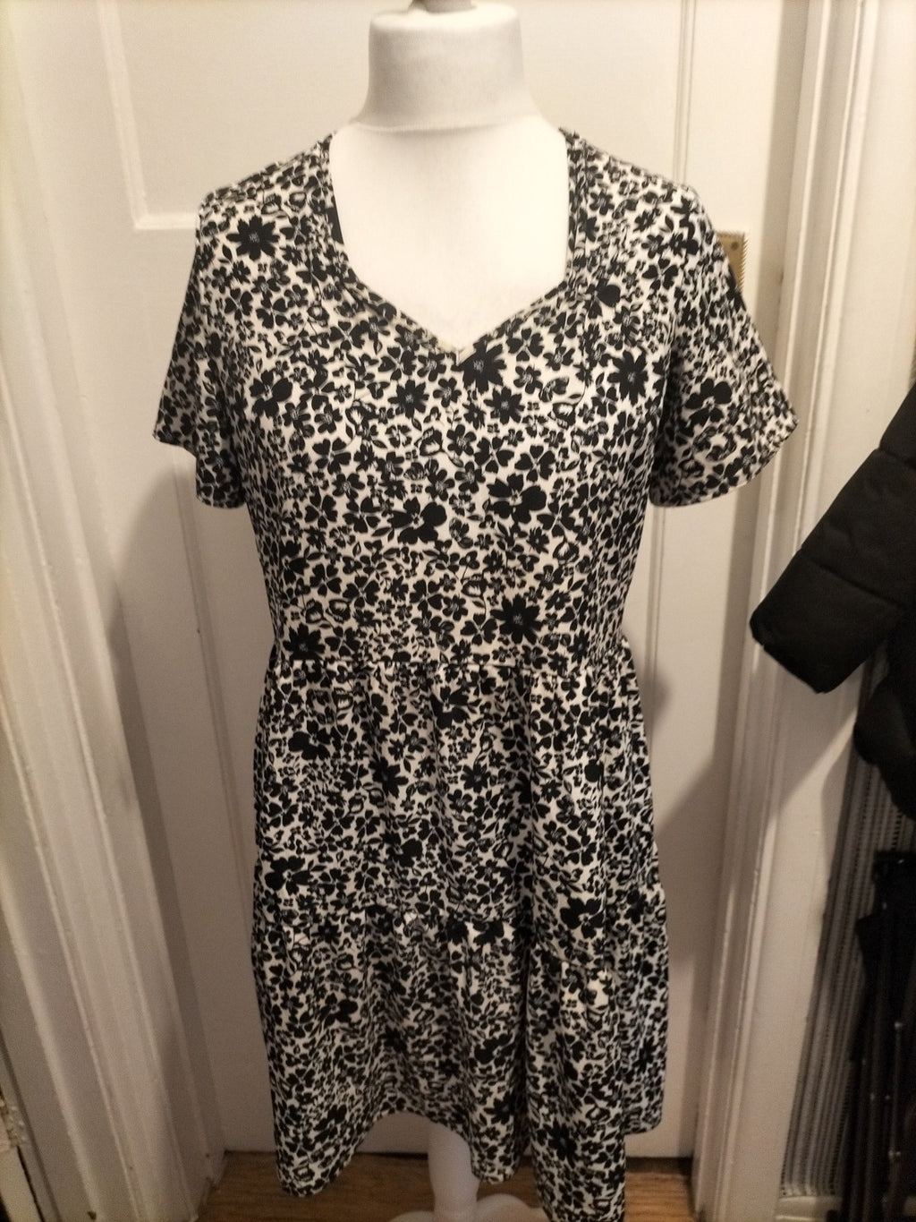 Ladies Peacocks Size 10 Black And White Floral Short Sleeved Dress