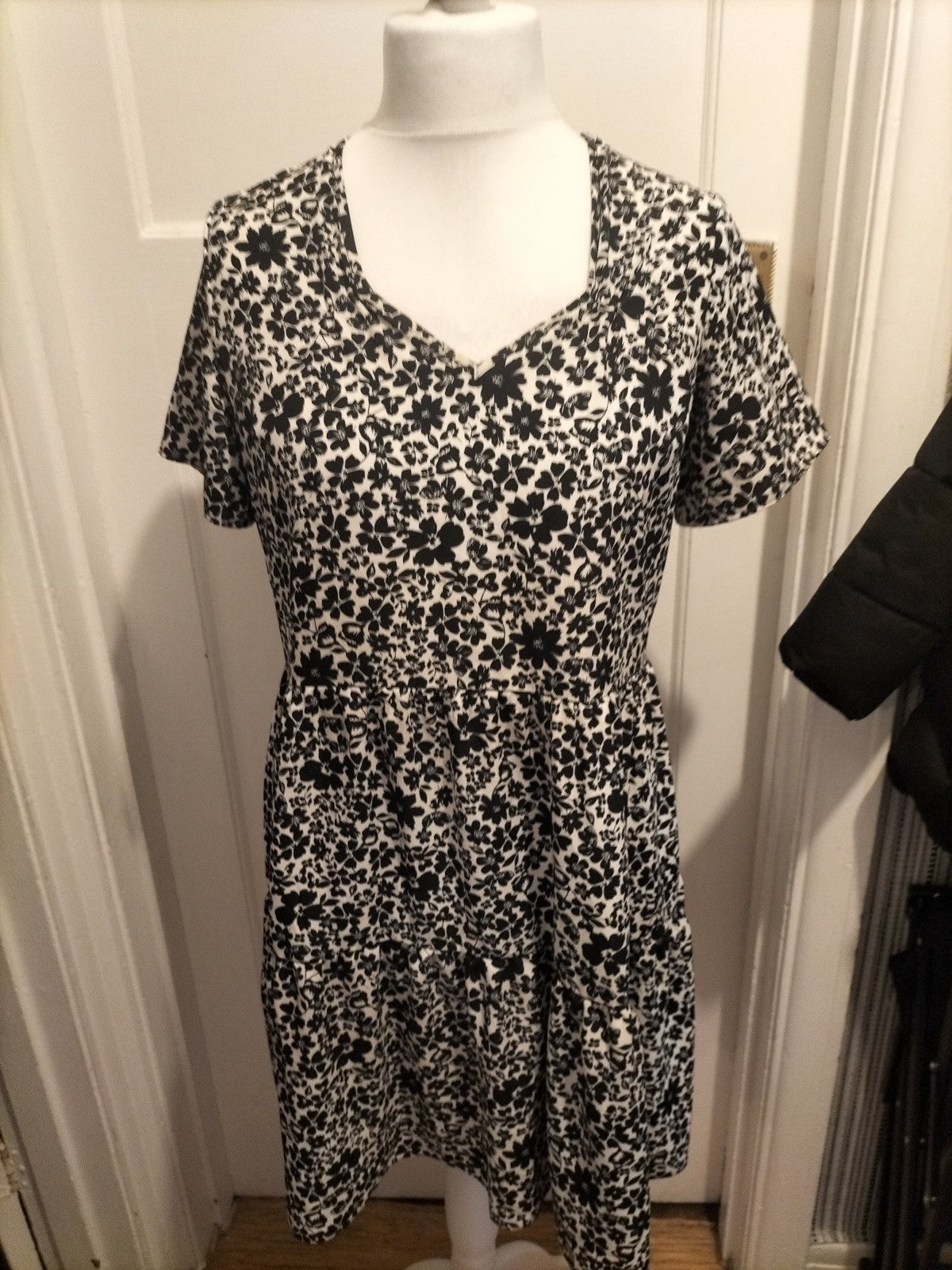 Ladies Peacocks Size 10 Black And White Floral Short Sleeved Dress