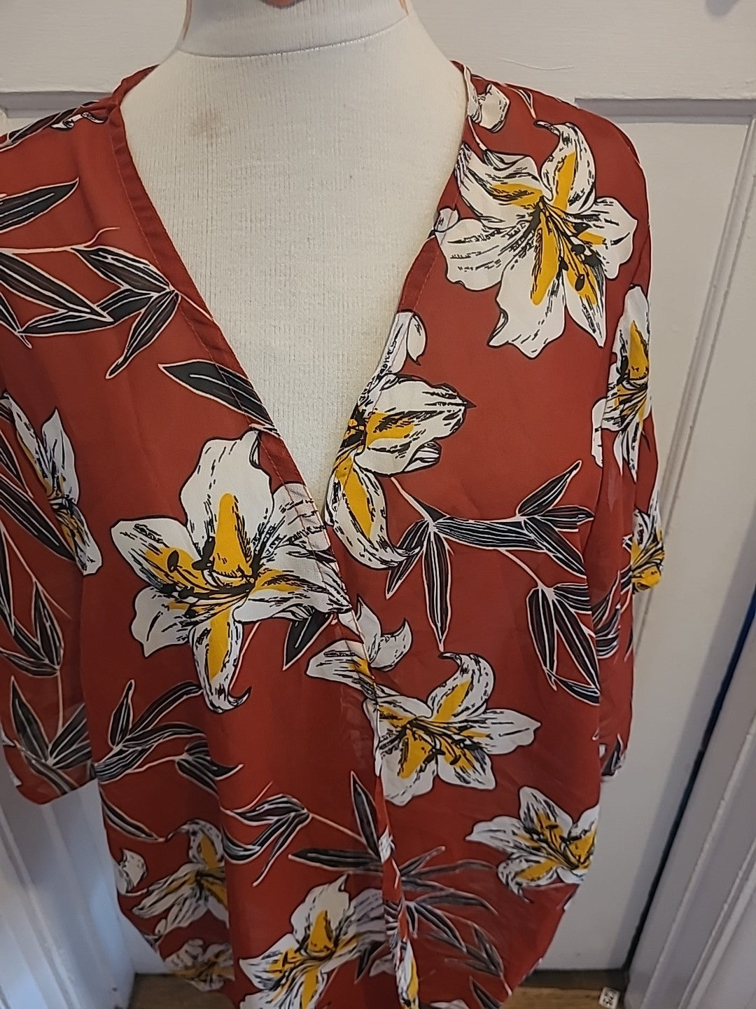 Ladies Originals Size Large Burnt Orange Floral Short Sleeved Open Blouse