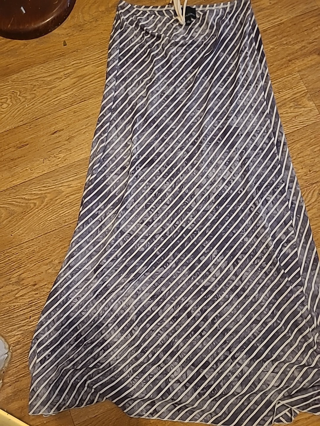 Ladies Cynthia Rowley Size XL Grey And White Elasticated Long Length Skirt