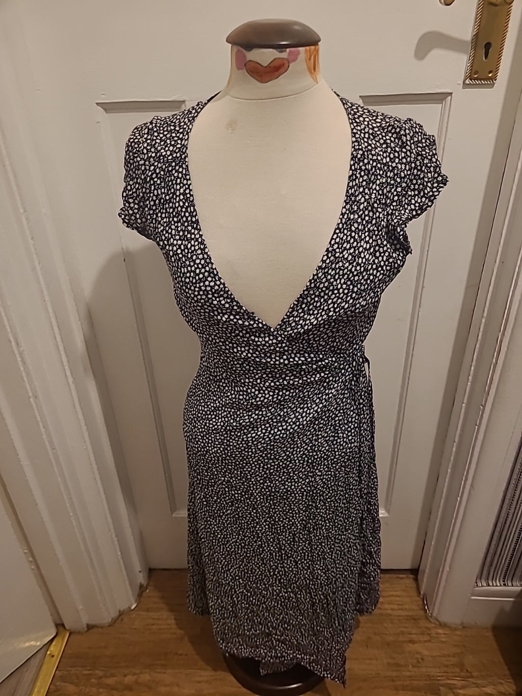 Ladies H&M Size 6 Daisy Design Sleeveless Floor Length Dress