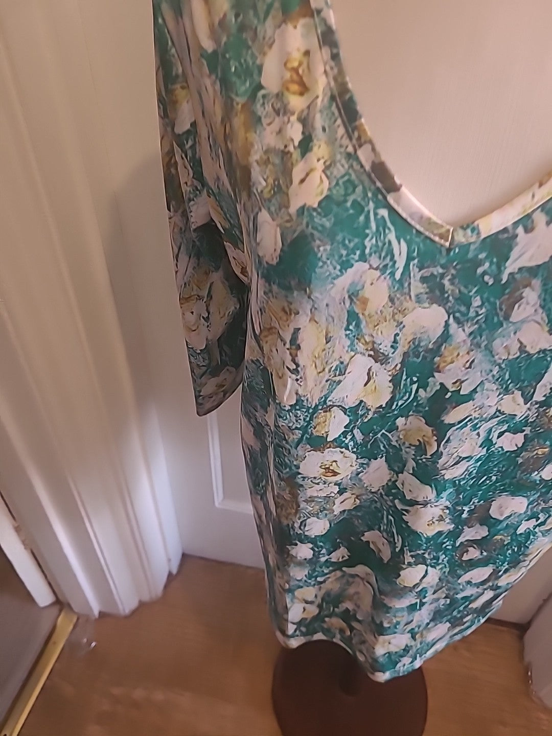 Ladies Size Large Green Floral Mid Sleeved Tshirt