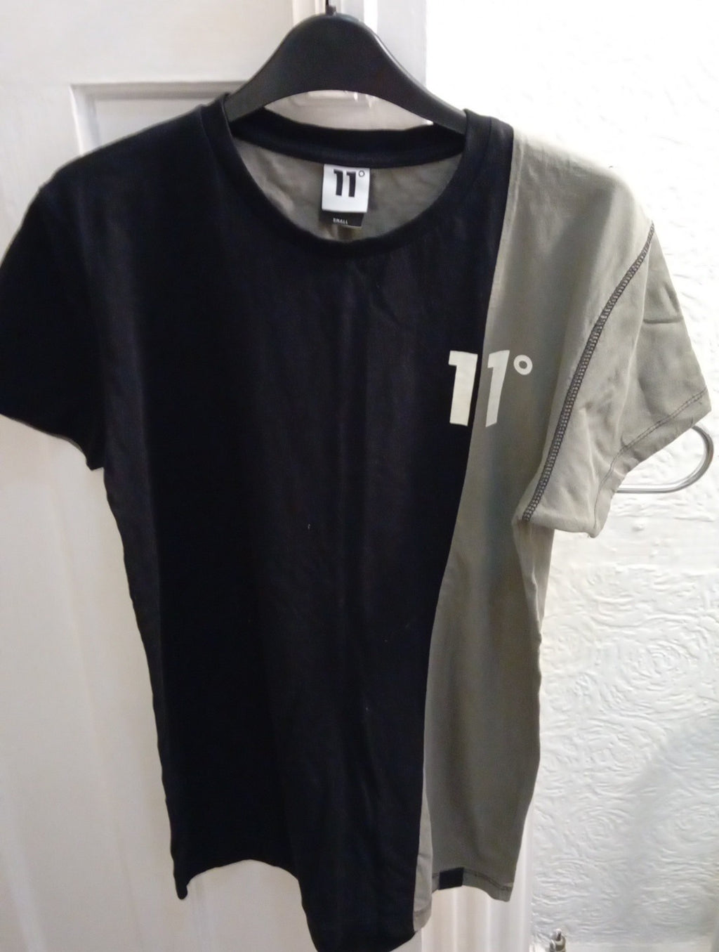 Mens T.shirt Size Small Eleven Grey/black