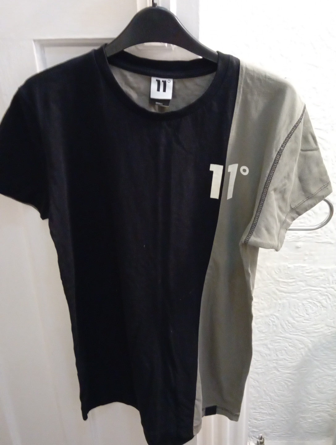 Mens T.shirt Size Small Eleven Grey/black