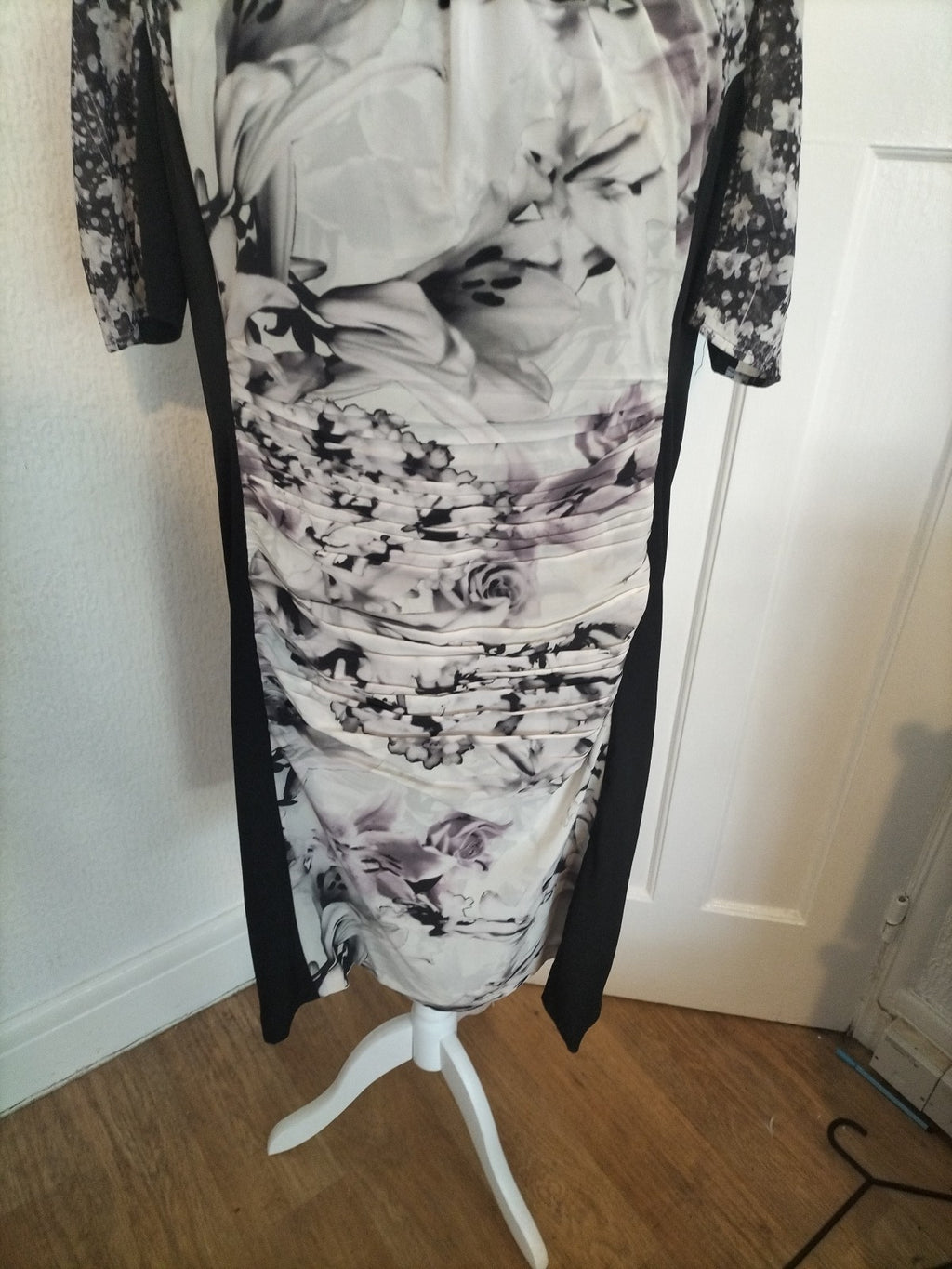 Ladies Kaliko Size 20 Black/White/Grey Floral Short Sleeved Dress