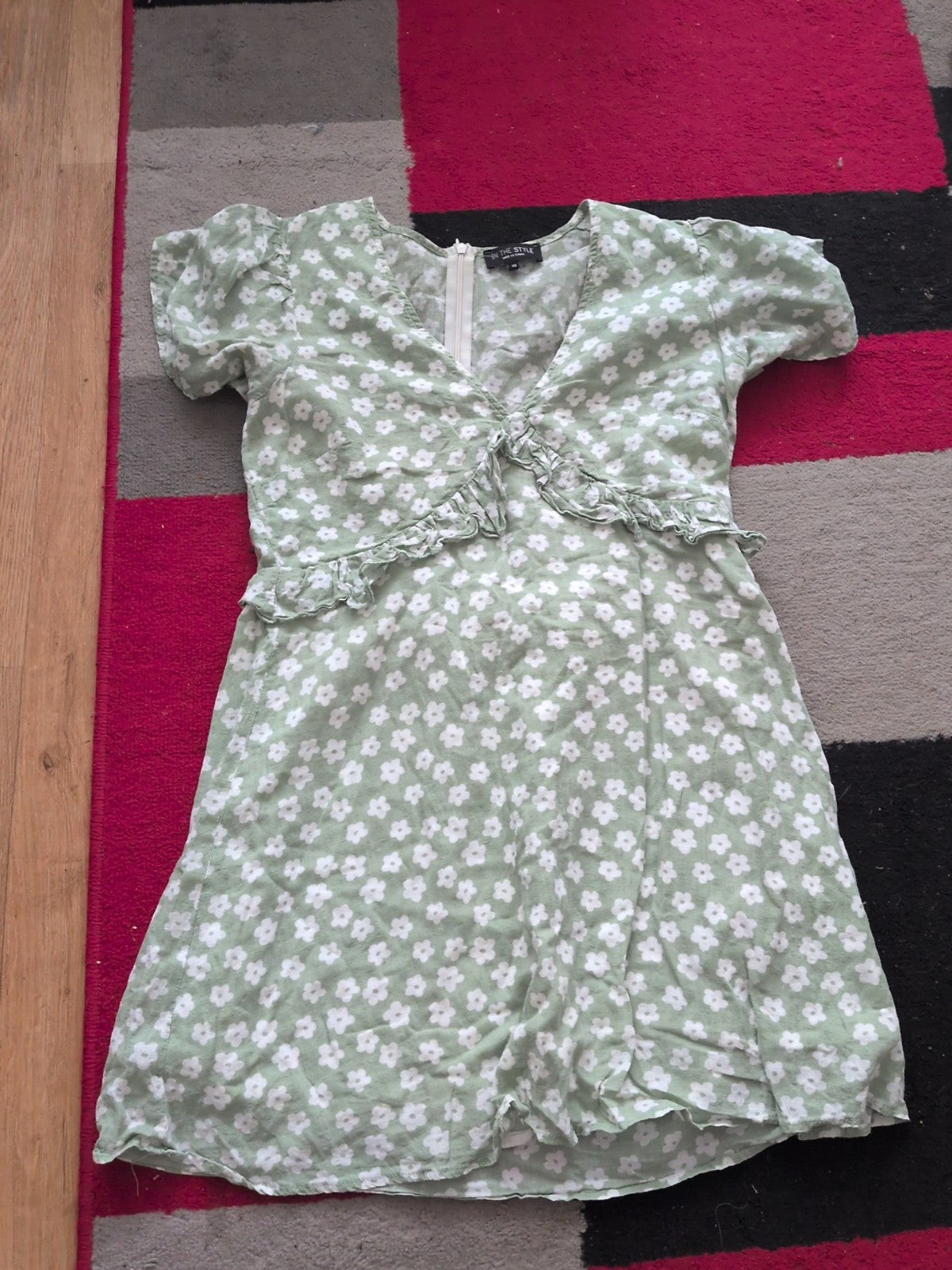 In The Style 10 Pale Green And White Floral Short Sleeve Dress