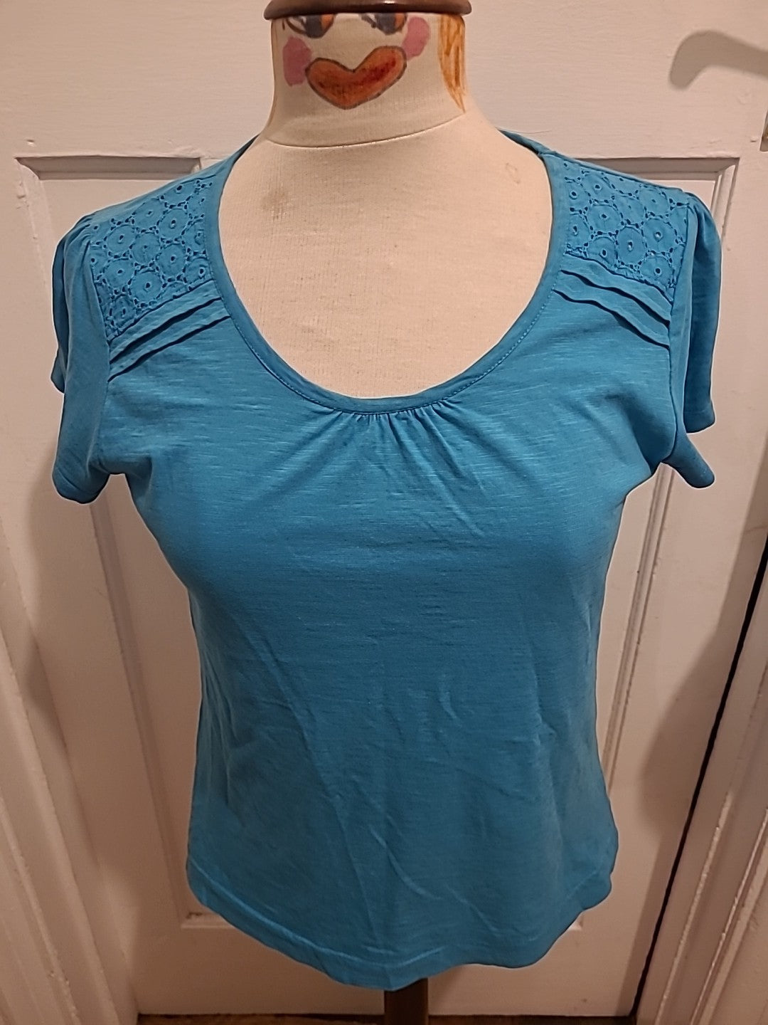 Ladies Size Small Turquoise Short Sleeved Sccop Neck Tshirt