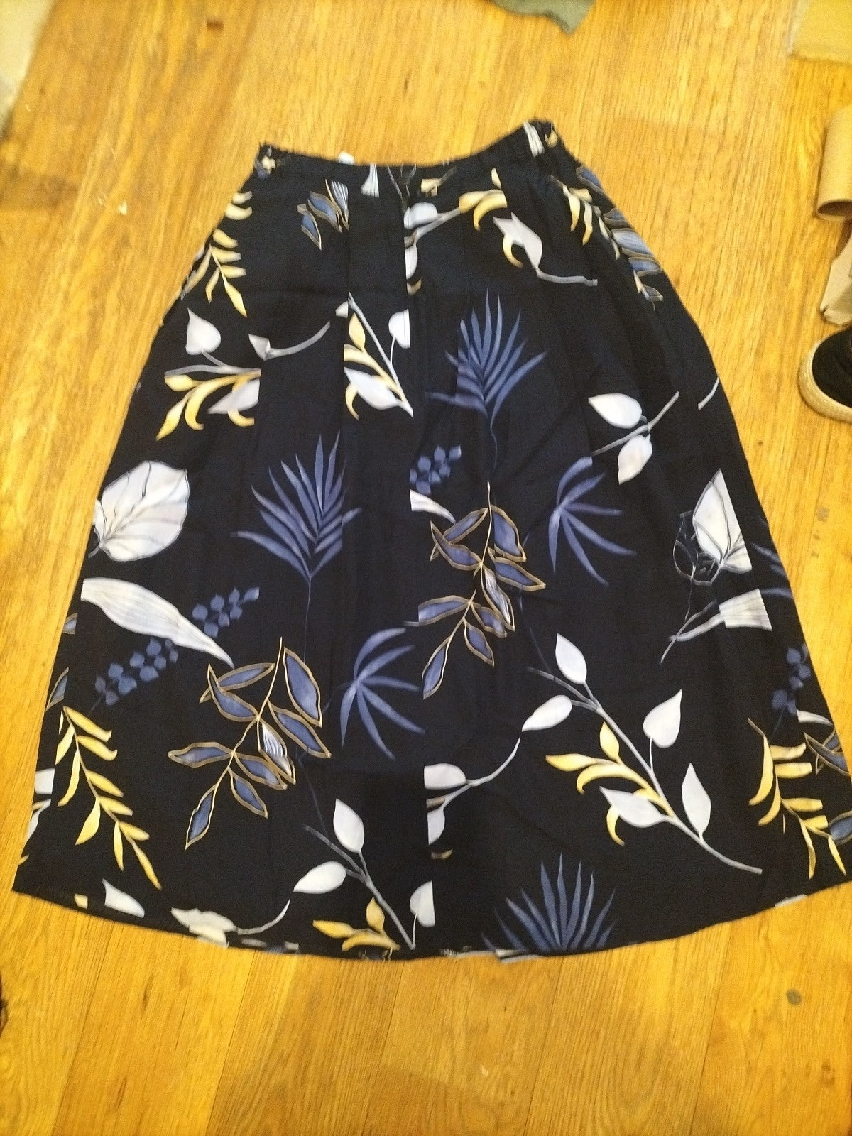 Ladies Your Sixth Sense Size 12 Navy Floral Buttoned Skirt Elasticated