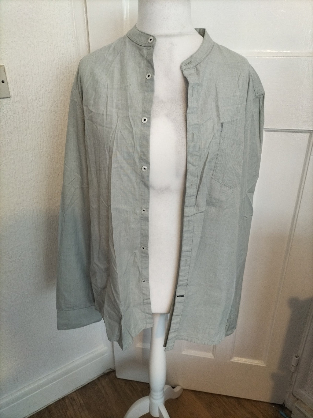 Mens Burton Size XL Grey Long Sleeved Uncollared Shirt