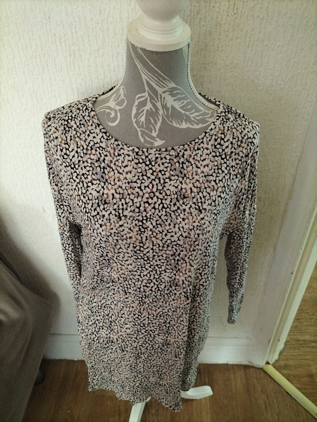 Ladies Papaya Size Medium Long Sleeved Blouse