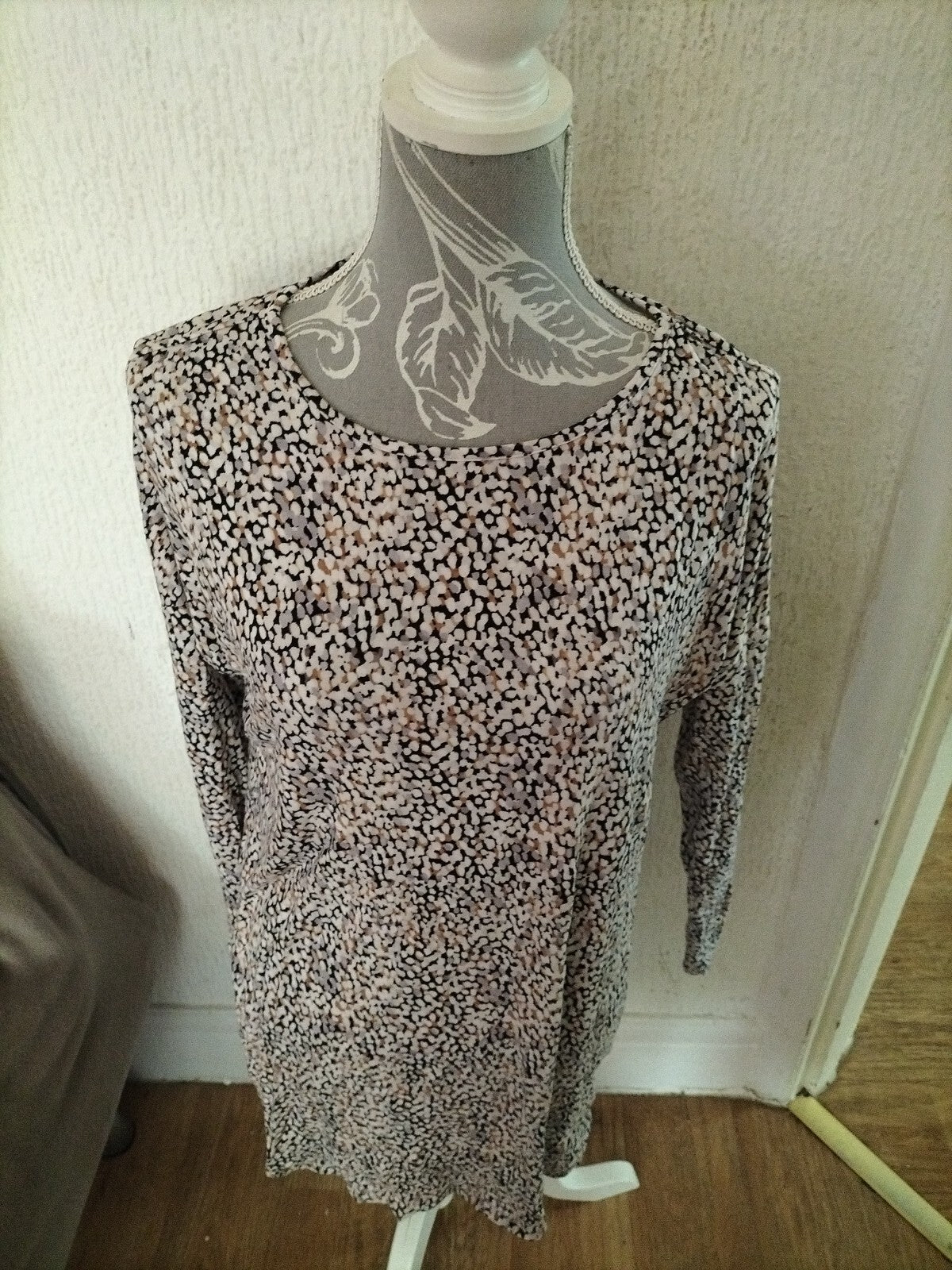 Ladies Papaya Size Medium Long Sleeved Blouse