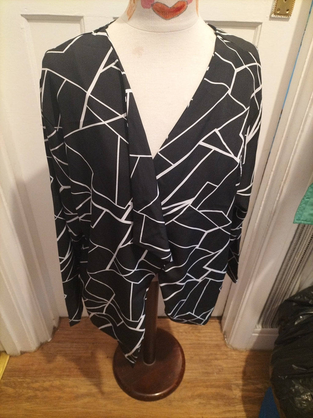Ladies Size 4XL Black White Patterned Long Sleeved Cardigan