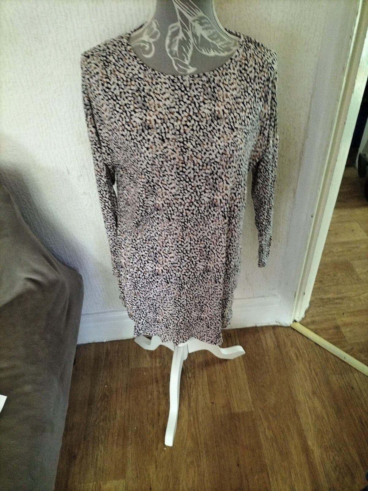 Ladies Papaya Size Medium Long Sleeved Blouse