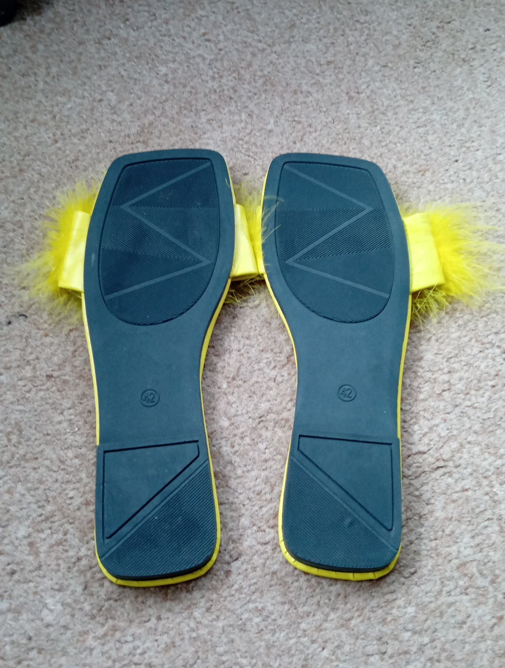 Ladies Brand New Yellow Fluffy Mules Size 8(42)