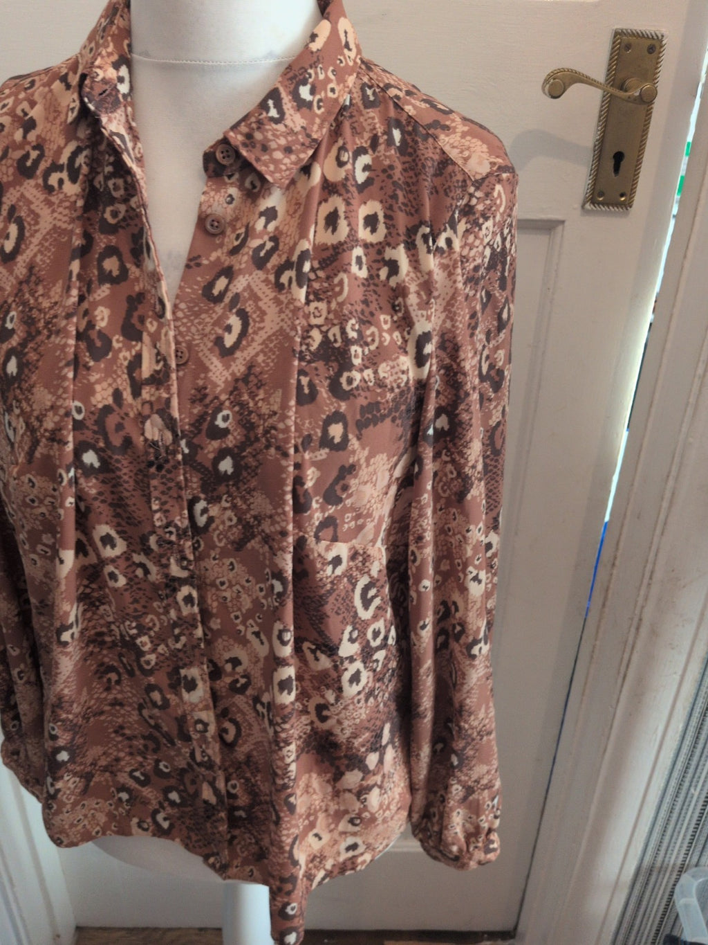 Ladies Tu Size 18 Brown Patterned Long Sleeve Buttoned Blouse