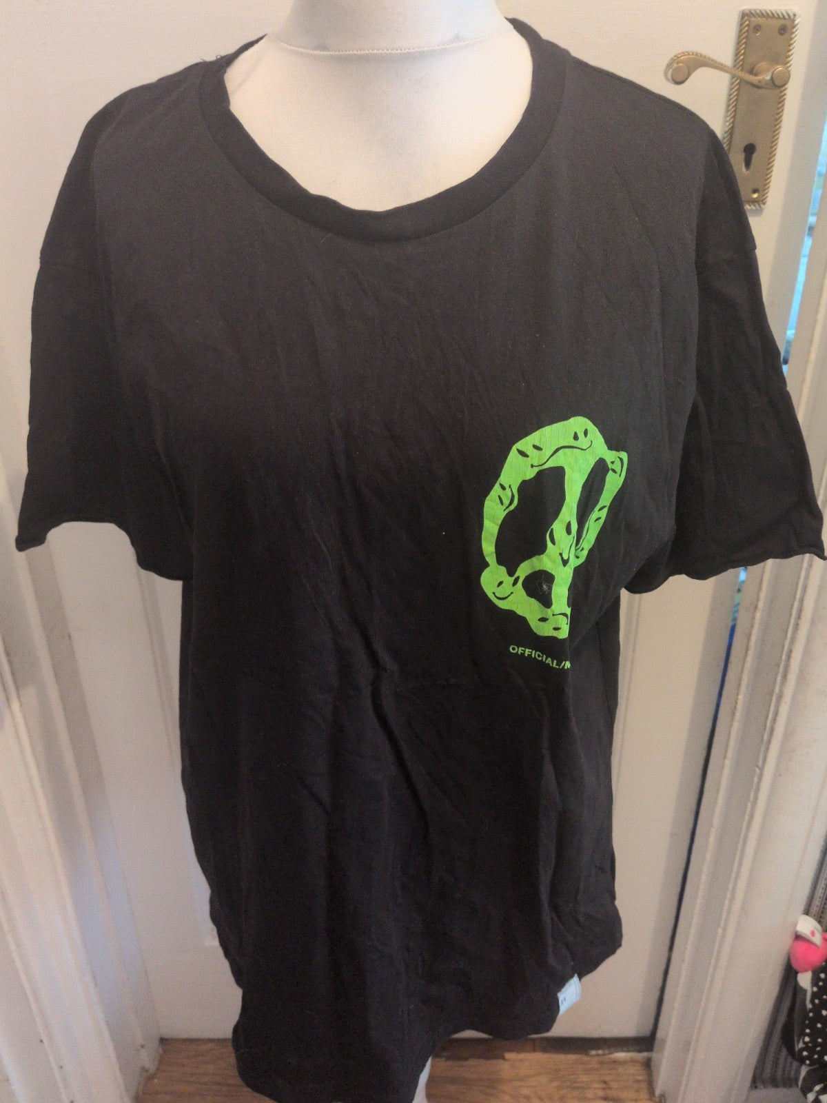 Mens Size XL Black With Green Print Short Sleeve T-shirt