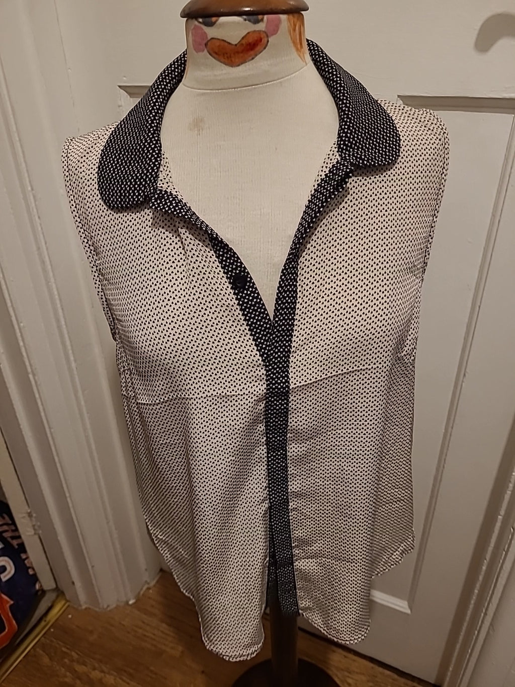 Ladies Size Medium Cream And Black Patterned Collared Sleeveless Blouse