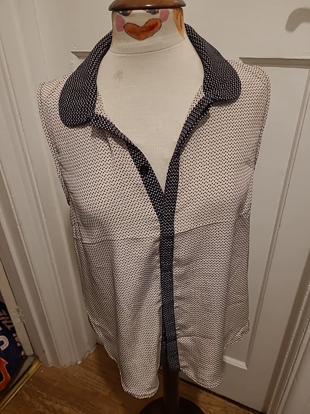 Ladies Size Medium Cream And Black Patterned Collared Sleeveless Blouse