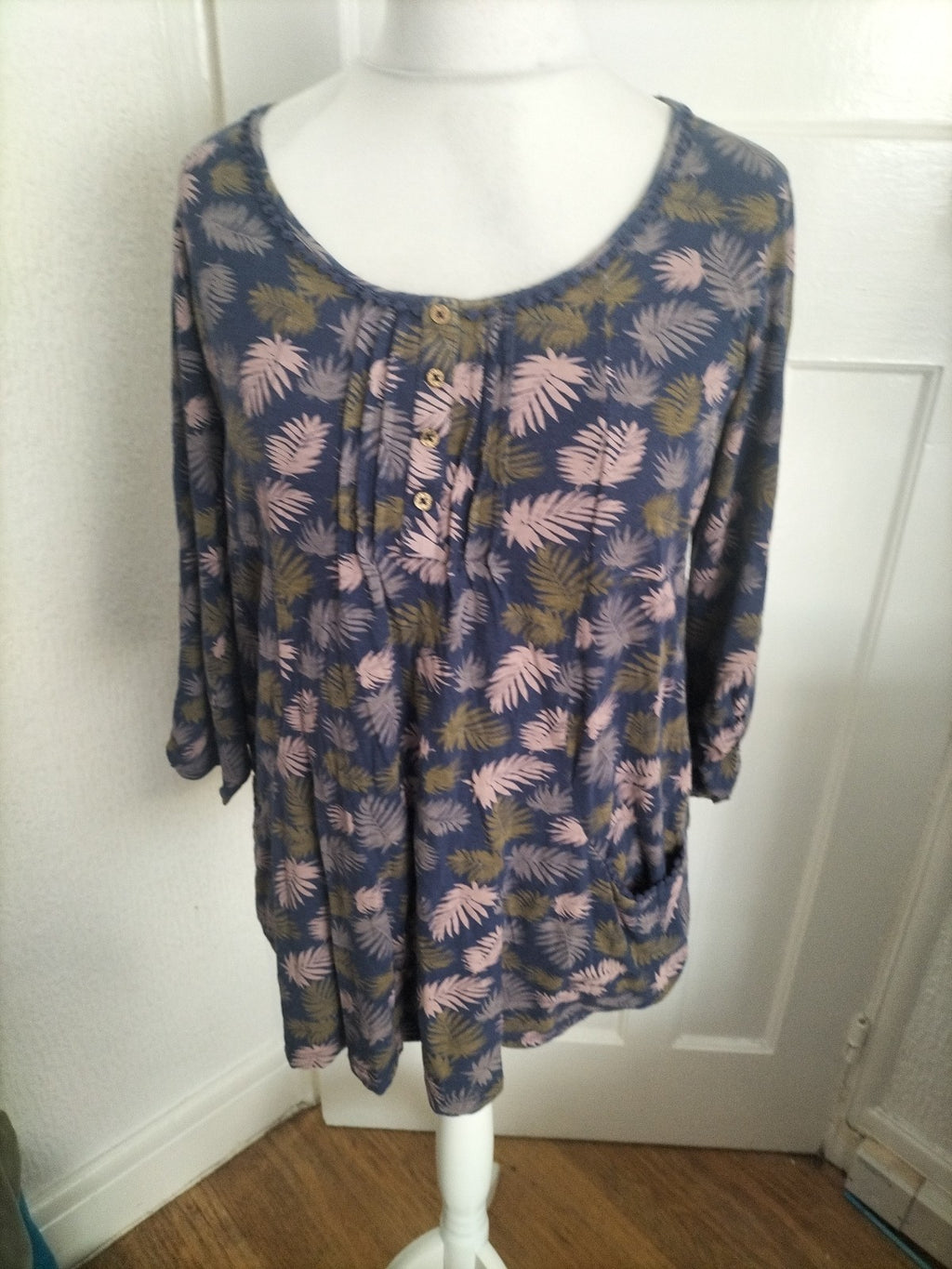 Ladies Beacon Love Size 12 Leave Pattern Long Sleeved Blouse