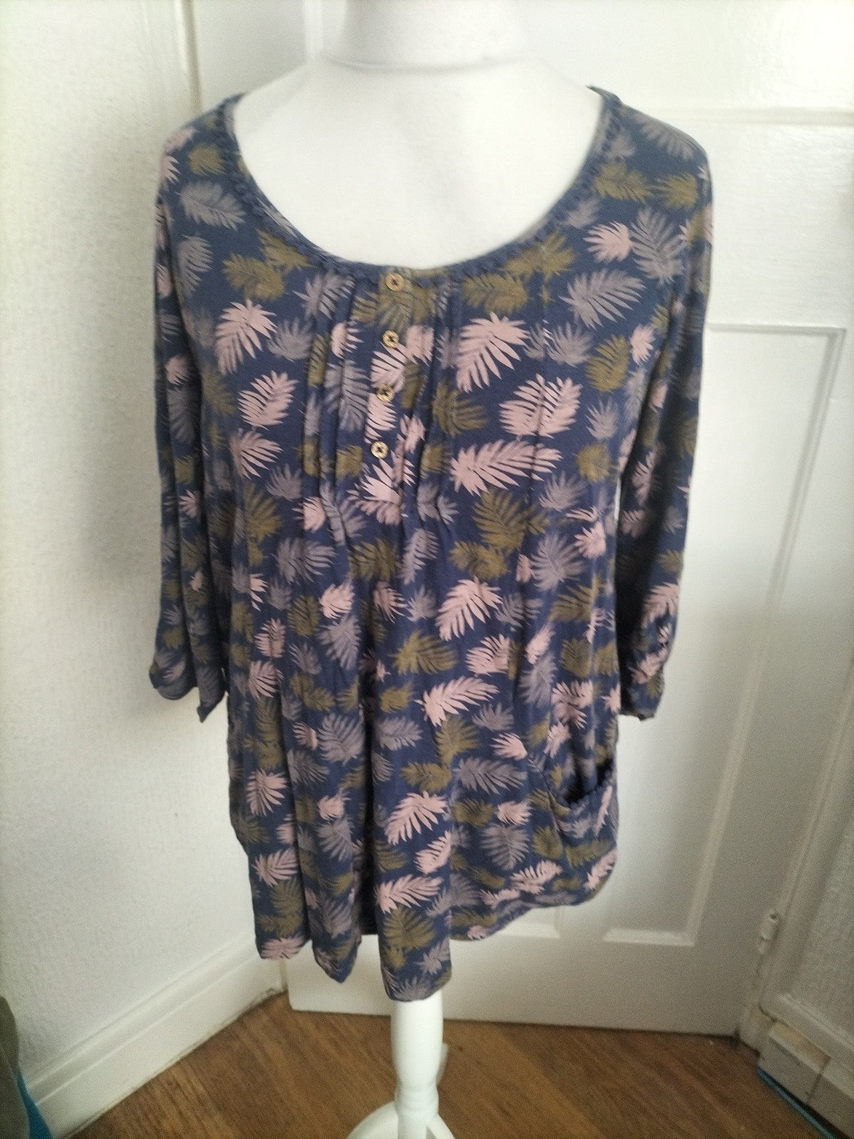 Ladies Beacon Love Size 12 Leave Pattern Long Sleeved Blouse