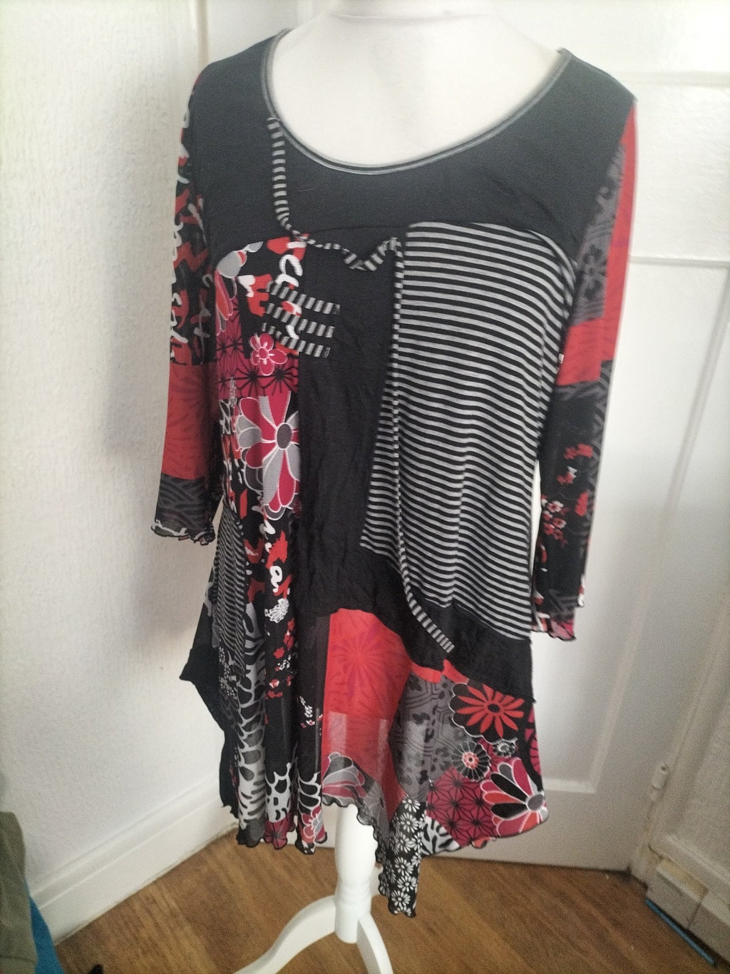 Ladies Ella J Black Label Size Large Red And Black Long Sleeved Dress
