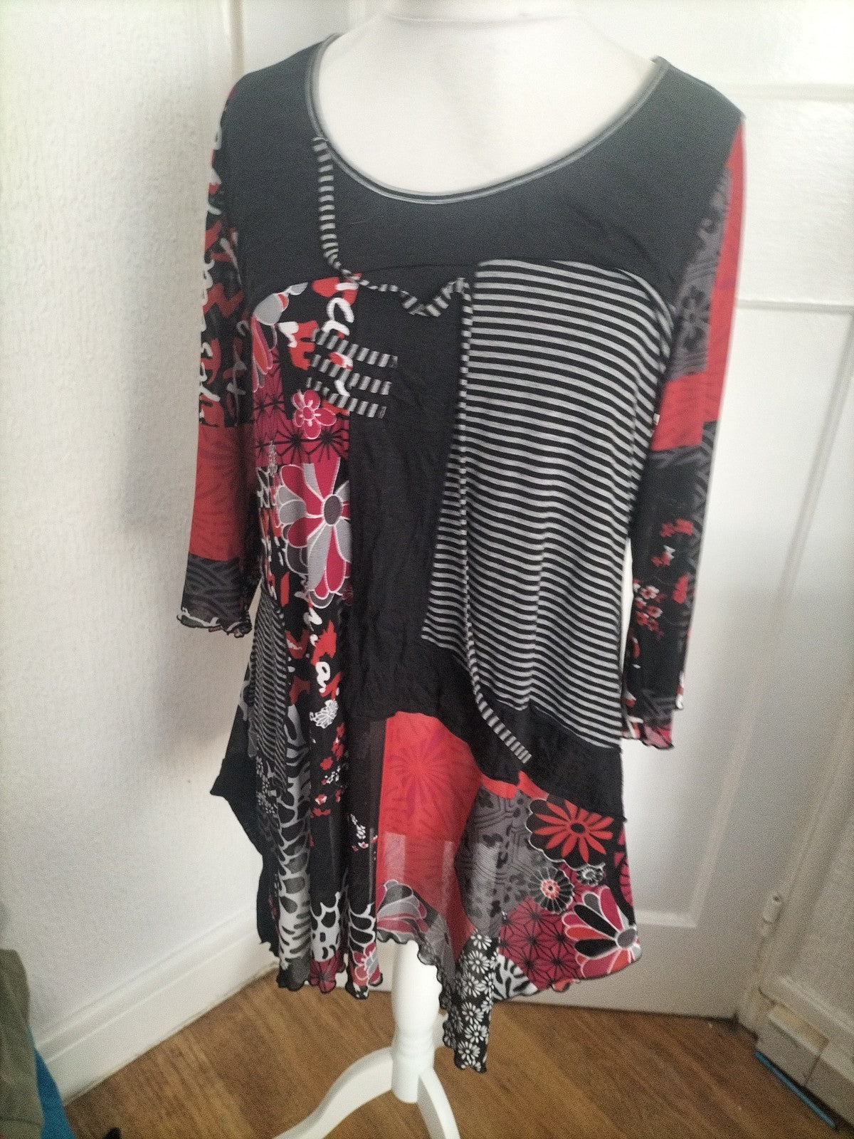 Ladies Ella J Black Label Size Large Red And Black Long Sleeved Dress