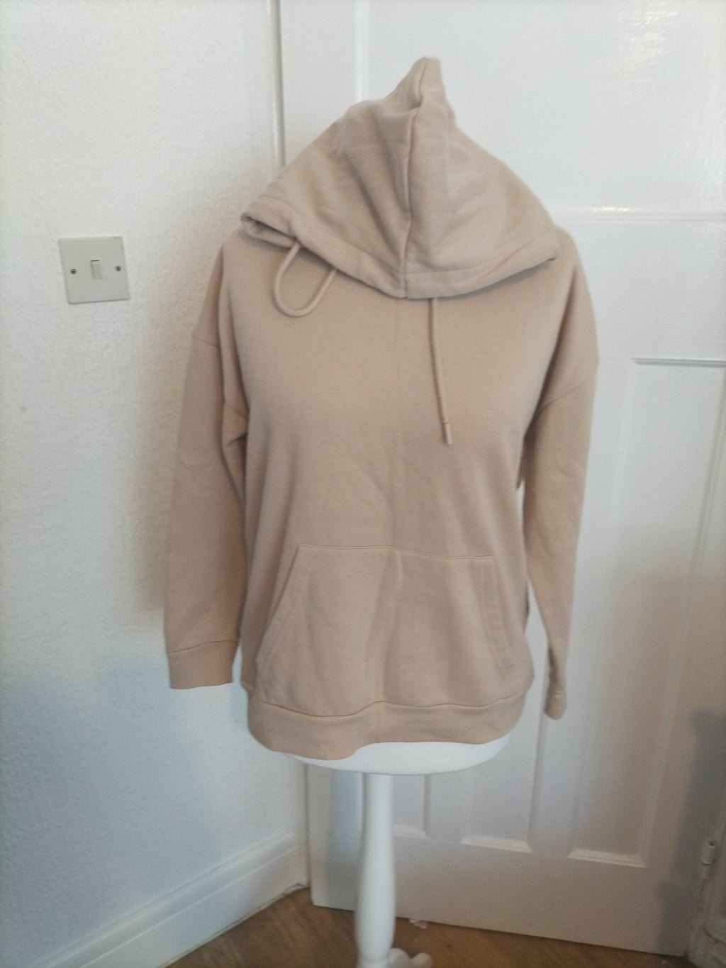 Ladies Peacock Size M Beige Long Sleeved Pullover Hoodie