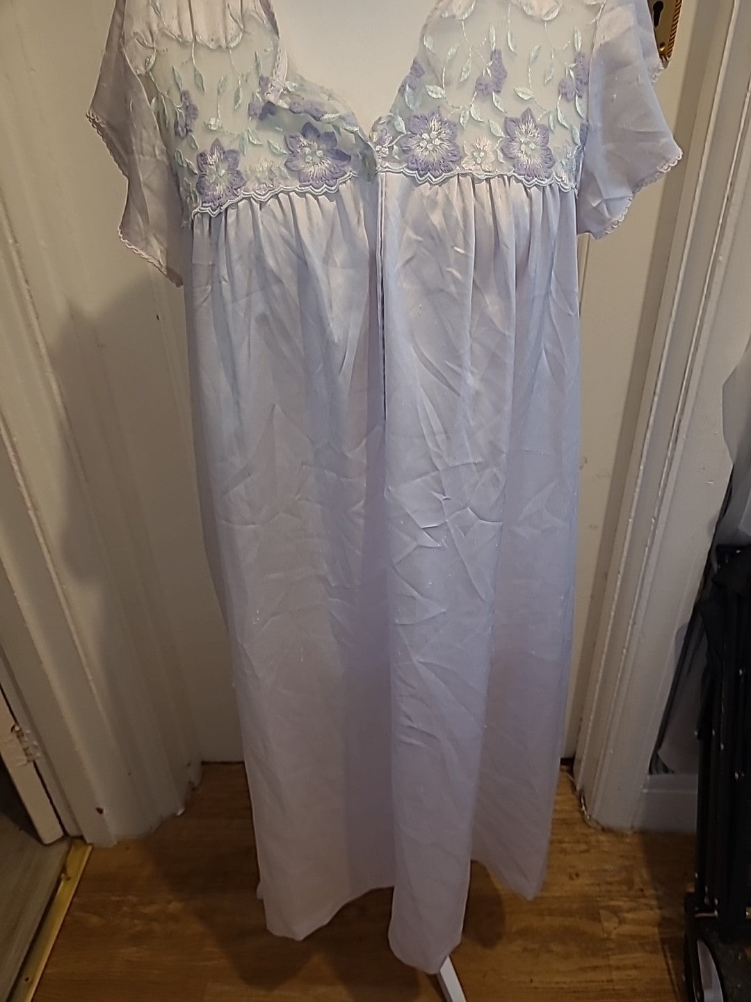 Ladies Oscan De La Renta Size M/L Pale Lilac Short Sleeved Silky Nighty
