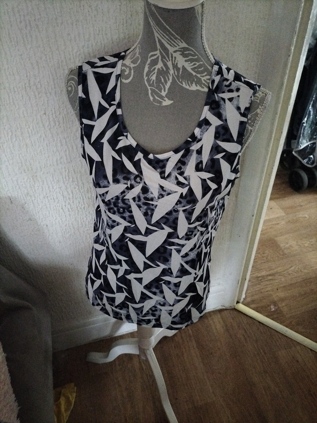 Ladies Tina Taylor Size Small Blue/White Sleeveless Blouse